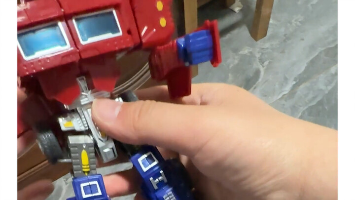 Optimus Prime palsu dibeli dari supermarket seharga 10 yuan