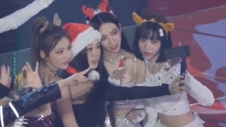 Sao lại có thần tượng nữ không biết dùng gậy selfie cơ chứ!!! ☞ Vua Jiji cứu với