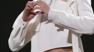 رقصة فرقة الفتيات العشوائية في حفل سونغ يا شوان، يبدو أنها خجولة لدرجة أن وجهها احمرّ بالكامل!