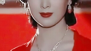 Hah? Kamu nggak bilang kalau separuh pemandangan pedesaan Mary Sue itu indah banget waktu itu?