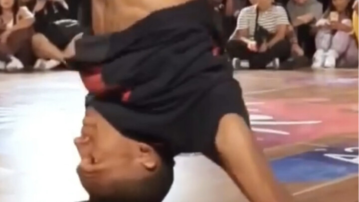 Vũ đạo đường phố đẳng cấp vua, anh chàng với kỹ năng nhảy siêu đỉnh khiến cả khán phòng choáng váng,