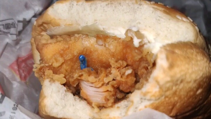 _(:з」∠)_ Bahan polimer biru ini rasanya lumayan enak, kan!!