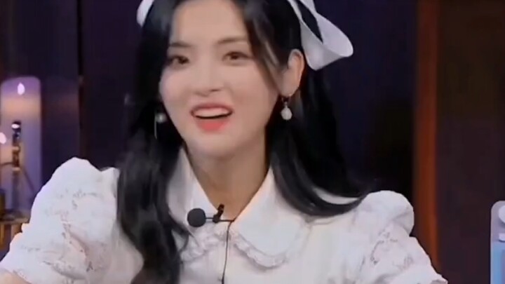 Yang Chaoyue: Her playful, colorful roasting is so adorable—she’s teasing people, yet somehow it’s i