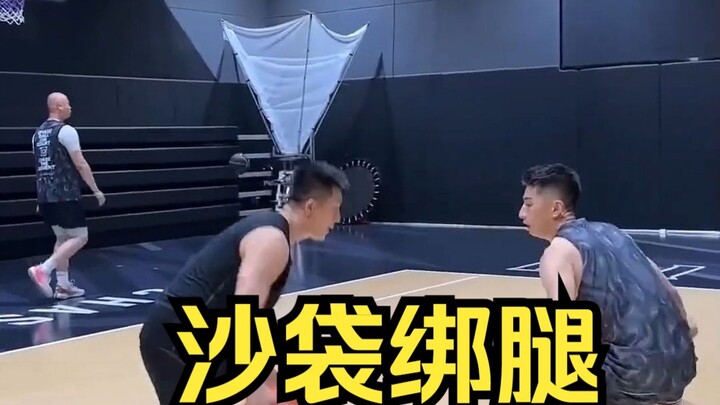 Nantangin karung pasir yang diikat di kaki untuk duel satu lawan satu! Kalian mau lihat apa lagi? Te