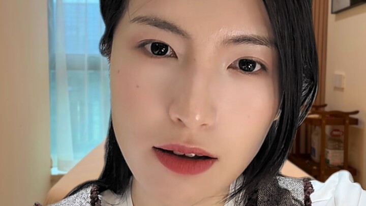 ASMR: When the Top Sales Nurse Meets a Fellow Customer (In the End, You Still Gently Swipe Your Card