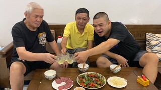 Bò Lúc Lắc Cùng 2 Bố Xem Bóng Đá