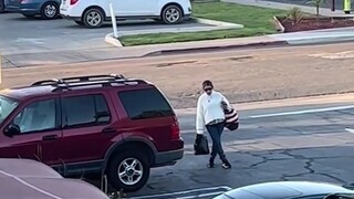 网友拍到一个在停车场“定住”的人，保持这个姿势很久了，难道在现实生活里也有卡bug问题？