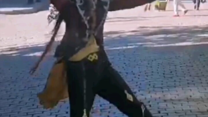 中央大街钟离新宝岛，红刀独舞只因你太美，红刀买瓜点赞过十万，我们接着上漫展！