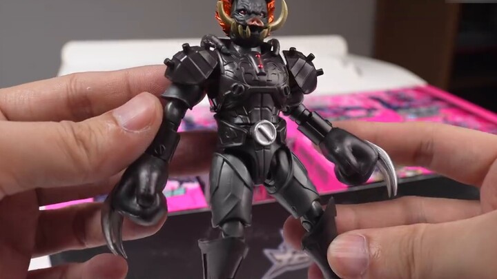 Saya suka! Apakah benar-benar secemerlang itu? Armor tinju warna hitam dan emas yang berbeda, debut 