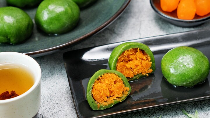 2,000-meter-long line just for this viral salted-egg yolk and pork floss green rice ball—so worth it