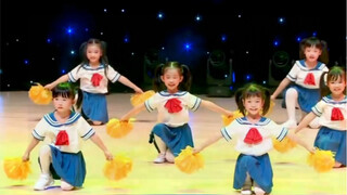 Tiết mục múa tốt nghiệp của thiếu nhi "Thủy Thủ Mặt Trăng" đơn giản, dễ dàn dựng, gợi lại những kỷ n