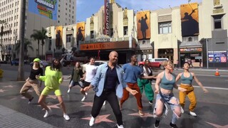 【هاميلتون】 فريق العمل في لوس أنجلوس يرقصون معًا في الهواء الطلق على أغنية The Room Where It Happens!