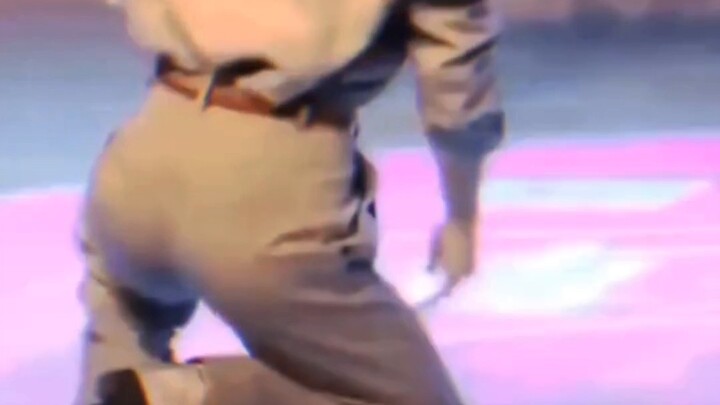 Tiêu Chiến đột nhiên mặc quần bó thành loại rộng và loại rộng thành quần bó.