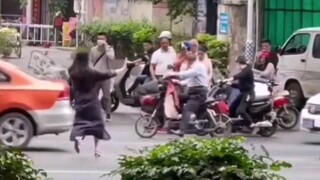 不是所有的英雄的身披斗篷，有时她也着一袭长裙！