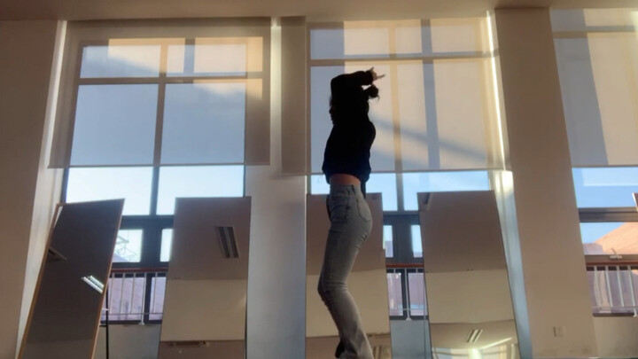 [Dance] Practicing Waacking Dance Move In The Practice Room