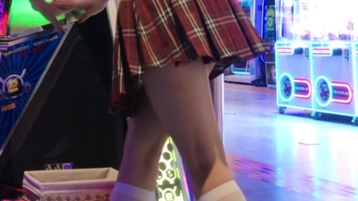 Is there really anyone who doesn't like a girl wearing JK and dancing Rollin? I want both cuteness a