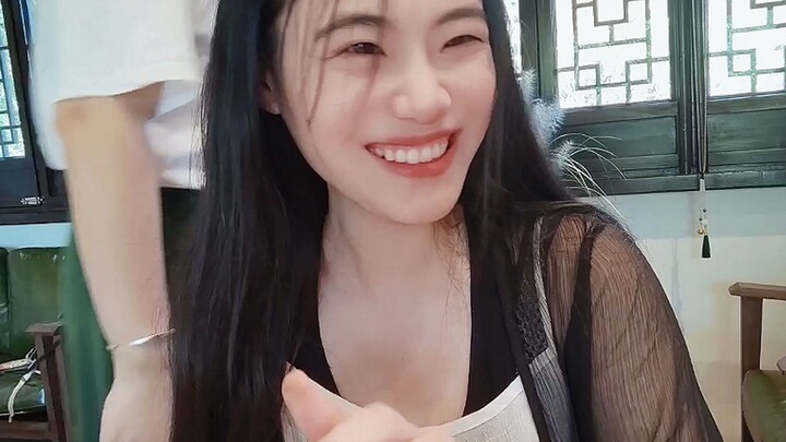 شابة عاطلة عن العمل، عزباء، تعيش وحدها وتسلّمت للحياة: من يفهم فرحة عدم الذهاب إلى العمل في أيام الأ