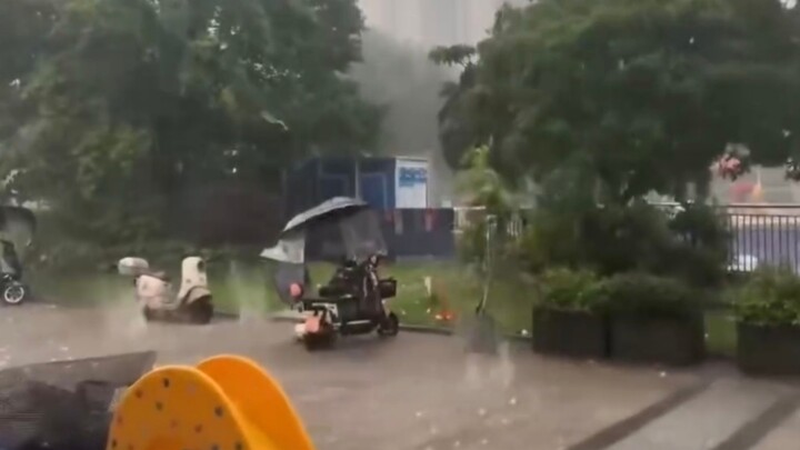 Hal ini menutupi kekurangan bahwa Chengdu tidak pernah mengalami pemboman orbital.