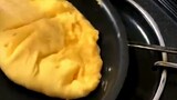 Nasi omelet Crayon Shin-chan yang enak banget bikin bokong lumer😋😋😋…