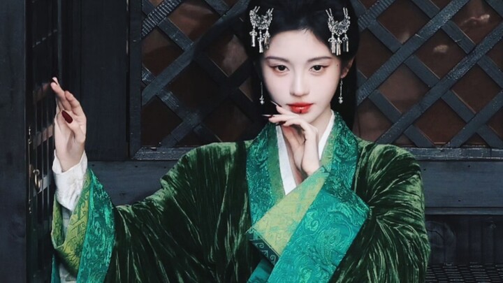 Giới giải trí Trung Quốc rốt cuộc đã từ bỏ lối tạo hình cổ trang theo dây chuyền! Gương mặt đầy chất