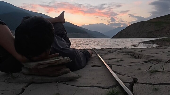 Angin di tepi sungai sangat sejuk, cahaya senja juga sangat indah～