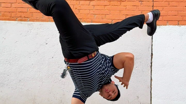 Tại sao cái mũ này không rơi?