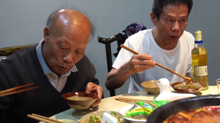 เนื่องจากฤดูกาลท่องเที่ยวสูงสุดได้ผ่านไปแล้ว ฉันจึงพาครอบครัวไปเยี่ยมชมโครงการ 816 และชิมสุกี้ยากี้ต