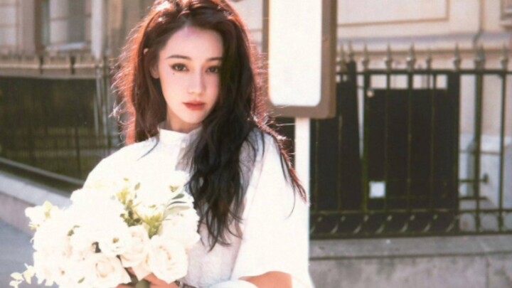 Dilraba Dilmurat was relentlessly photographed by foreign media in the infield, with every shot acco