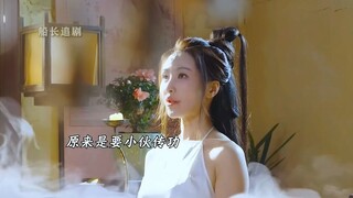 小伙偷窥自己的电子女友，差点就暴露了，假装自己看不见！