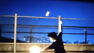Aku penasaran siapa yang berani menggunakan light stick tanpa gelang