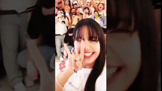 Lisa filming her fans 😁 #lisa #blackpink #lisamanoban