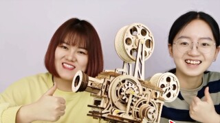 Phải mất bốn giờ để lắp ráp một chiếc máy chiếu quay tay kiểu cũ!