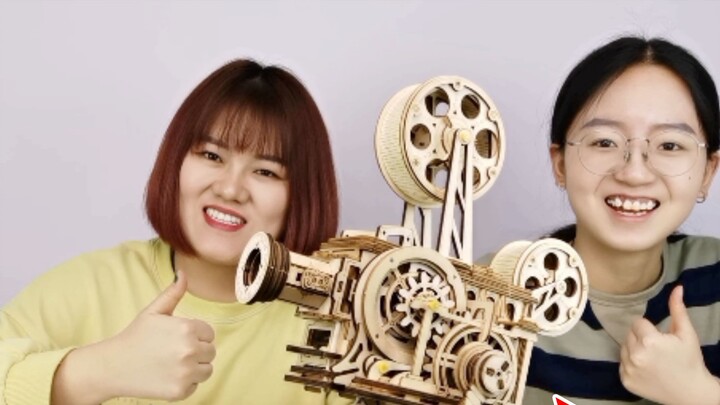 Butuh waktu empat jam untuk merakit proyektor engkol tangan kuno!