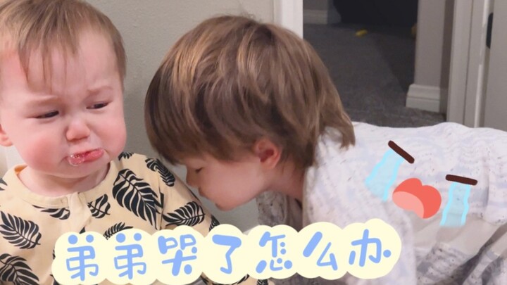After the one-year-old弟弟 bumped his head, here’s how the two-and-a-half-year-old哥哥 reacted…?? Welcom