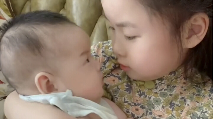 由于我女儿不停的抱弟弟于是…只要一睡觉弟弟就会找姐姐，姐姐在哪里他就带着他的小枕头去哪里！老母亲都羡慕了呢…如果幸福有模样，那…就是你们呀……