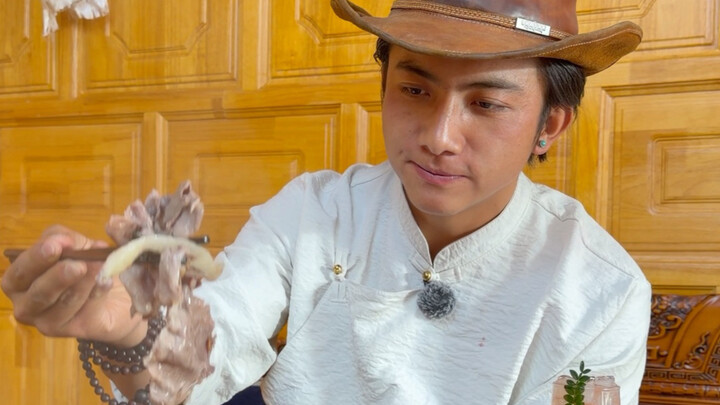 Today, Wan Dai’s taking you to feast on yak beef and Tibetan lamb hot pot—welcome to my place!