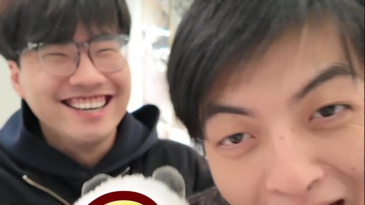 Dua orang ini tertawa selama 60 menit sambil membeli 6 pack gacha ini...