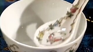 Hidangan penutup di pesta mewah ternyata hanyalah semangkuk air bening