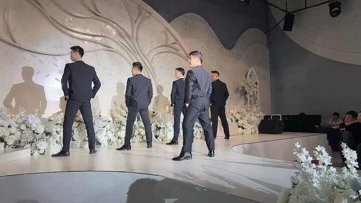 我外甥的婚礼，他带着伴郎跳开场舞