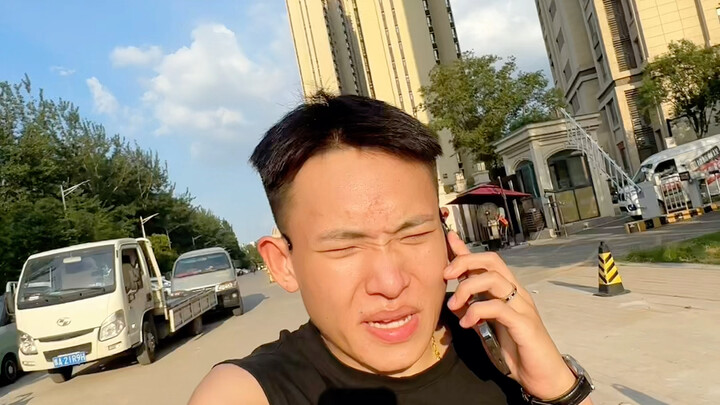 Perhatian! Pemuda di depan mata ini..