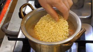 Gwangjang Market Shin Ramyun - บะหมี่ไข่เกาหลี ramyeon