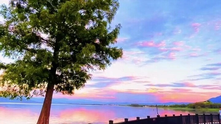 ฉันจะอยู่ห่างไกลข้ามภูผาและทะเล ในทุกชั่วโมงอันทรงความหมาย เพื่อร่วมชื่นชมไปกับเธอ! ครั้งนี้ฉันก็ยัง