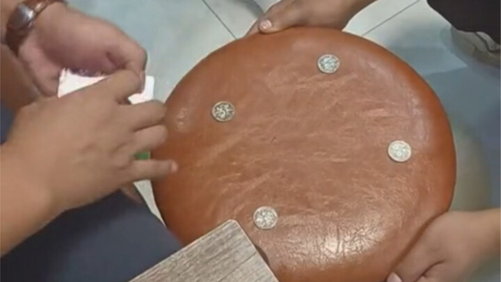 رجل يُظهر مهارته أثناء الشرب، فصاح رفاقه: "يا له من مجنون!"