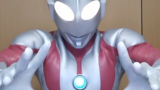 Cảnh chế tạo thẻ bài Ultraman thế hệ đầu tiên