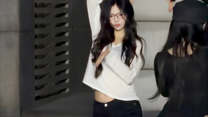 DDD đến rồi! Tại sao mặt không biểu cảm gì ư? Vì tôi cứ mãi suy nghĩ về động tác đó!