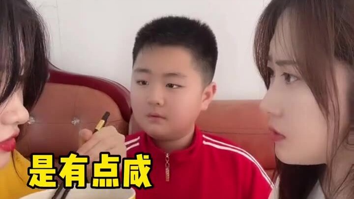 我打老弟一拳他没哭~我抢了他的面他哭了~~