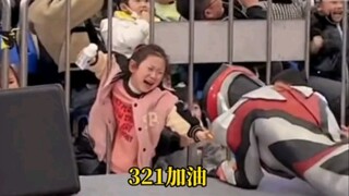 18 Februari, Nantong, Jiangsu: Anak-anak tidak tahan lagi melihat Ultraman bertarung melawan monster