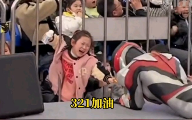 18 Februari, Nantong, Jiangsu: Anak-anak tidak tahan lagi melihat Ultraman bertarung melawan monster