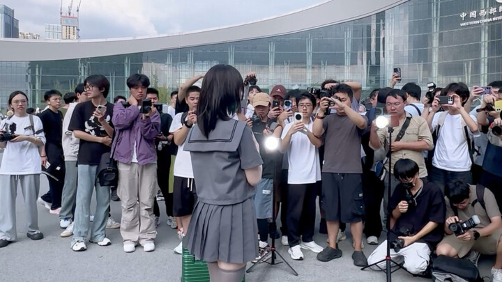 Why are there so many people flocking to photograph this particular JK at the Chengdu anime conventi