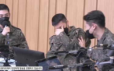 Even after joining the army, Chanyeol still cracks jokes and playfully hits people—haha!